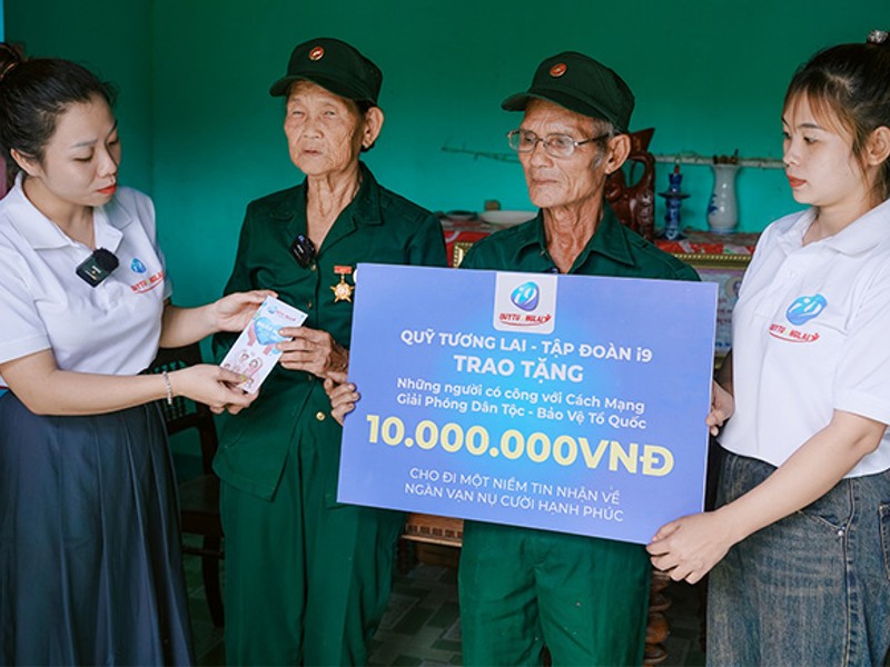 Người đang hướng dẫn bạn bè đăng ký ku88 ku888